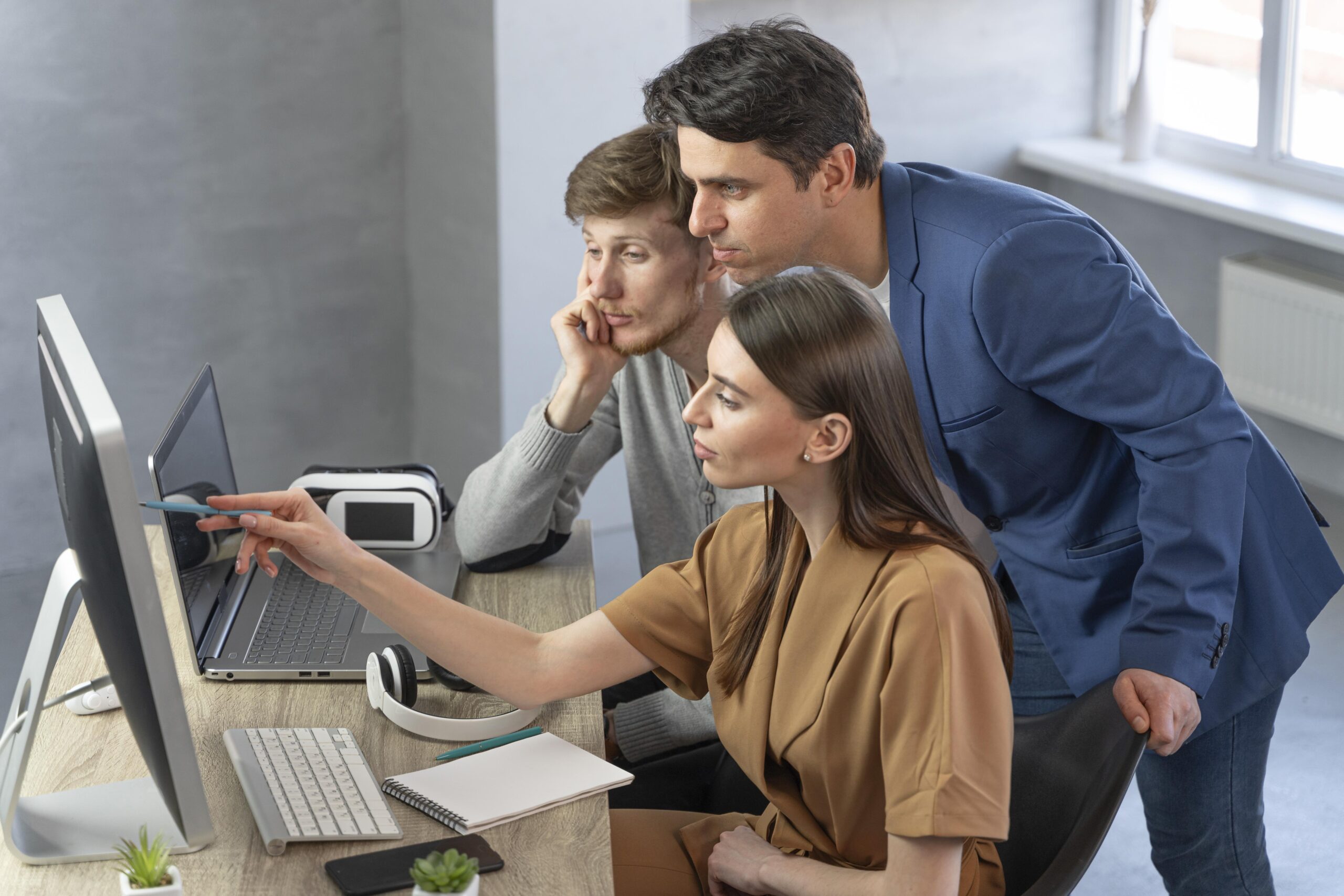 vista-lateral-equipo-profesionales-que-trabajan-nuevas-tecnologias
